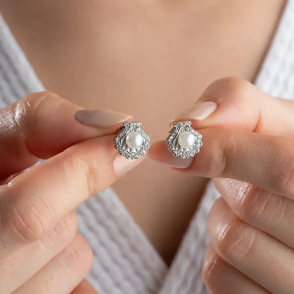 Silberne Perlen- und Zirkonia-Ohrringe aus 925er Silber von AURIME, detailreiche Schmuckstücke mit funkelnden Steinen.