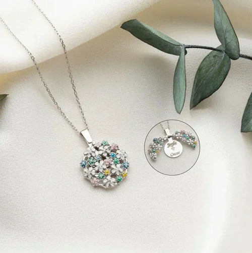 Blumenstrauß Gravur Halskette aus 925 Silber von AURIME, Nahaufnahme der filigranen Schmuckkette mit floralem Design