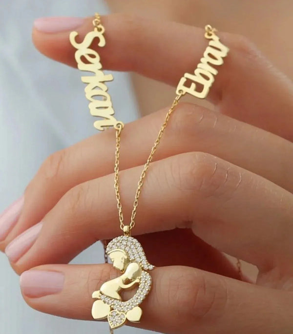 Silberne Namensketten für Mama und Kind, 925er Silber, von AURIME, detailreiche Anhänger mit Namen auf dünnen Ketten.