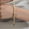 SORELLE Armband aus 925 Silber von AURIME, detailreiche Schmuckstück mit filigranen Mustern, Nahaufnahme im Zoom.