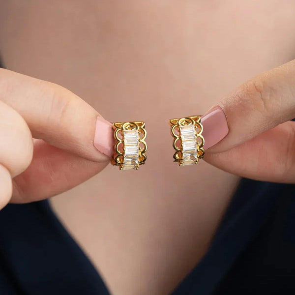 ELARIA White Baguette Ohrringe aus 925 Silber von AURIME, elegante Ohrschmuck mit weißen Baguette-Steinen, Nahaufnahme