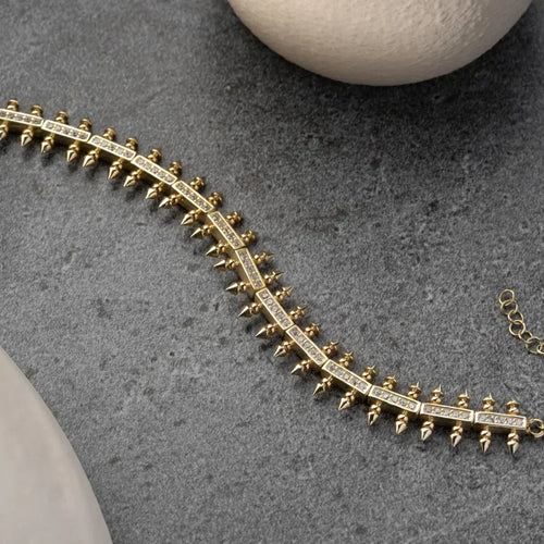 Avenia Armband aus 925 Silber von Aurime, feines silbernes Armband mit eleganten Details, Nahaufnahme, Zoom.