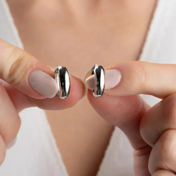 Mini Basic Ohrringe aus 925 Silber von AURIME, nah aufgenommen, detailreiche Ansicht der kleinen, eleganten Ohrstecker.