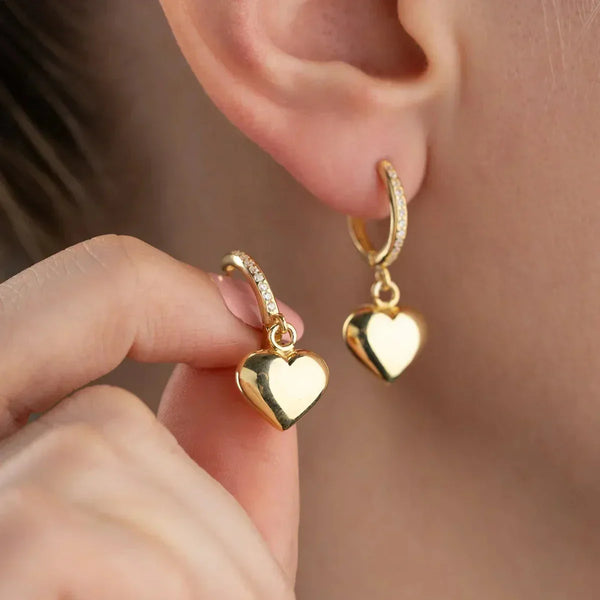 BOMBED HEART Ohrringe aus 925 Silber von AURIME, detailreiche Herz-Designs, glänzend und elegant.