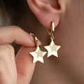 Sternduo-Ohrhänger aus 925 Silber von AURIME, detailreiche Ohrstecker mit funkelnden Sternmotiven, Nahaufnahme, glänzend und elegant.