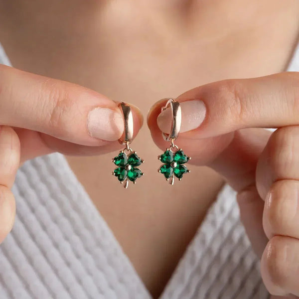 Grüne Klee-Ohrringe aus 925 Silber, detailreiche und elegante Ohrschmuckstücke von AURIME, nah aufgenommen im Zoom.