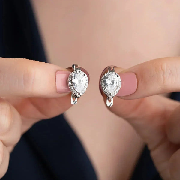 Sterling Silber DROP STONE X Ohrringe von AURIME, elegante Ohrschmuck mit klaren Steinen, Nahaufnahme im Zoom.