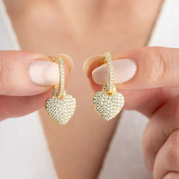 Zirkonia Herz Ohrringe aus 925 Silber von Aurime, detailreiche und funkelnde Ohrschmuck in Herzform, Nahaufnahme.