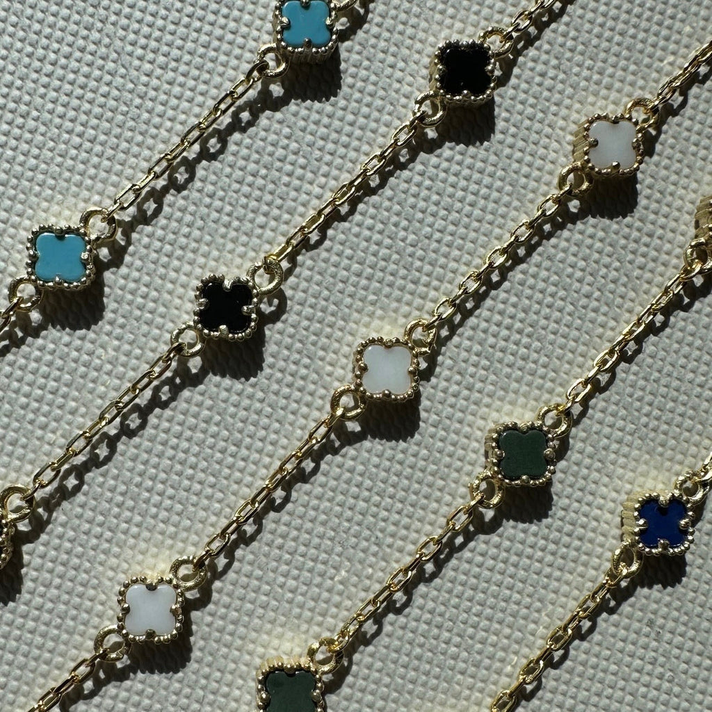 MINIMAL WEISSE KLEE ARMKETTE aus 925 Silber - Eleganter Halskette - AURIME