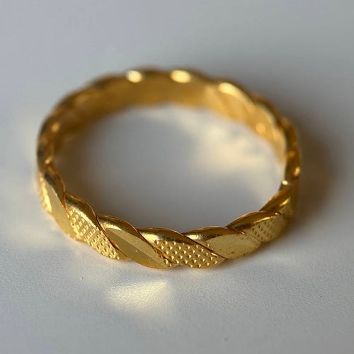 Silberner BURMA RING II von AURIME aus 925 Sterlingsilber, detailreiche Schmuckfassung, elegante Design.