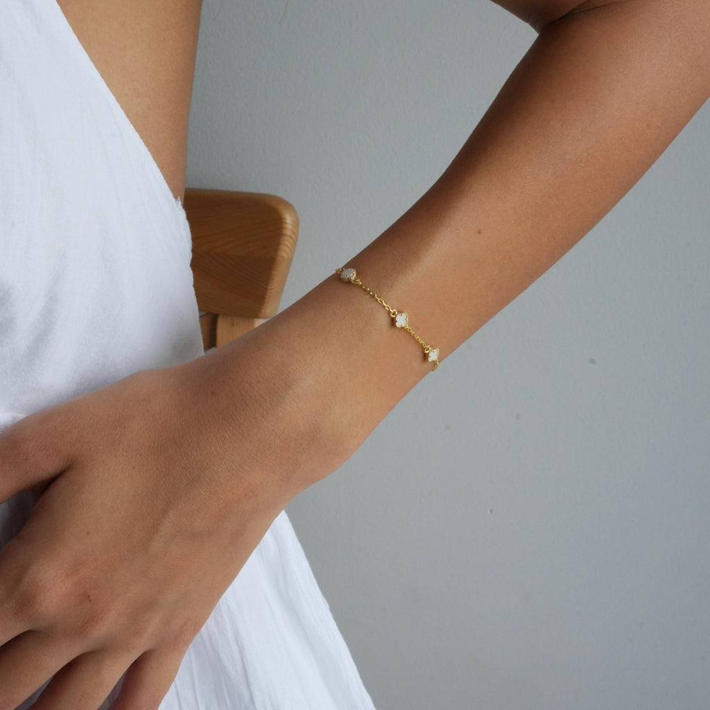 MINIMAL WEISSE KLEE ARMKETTE aus 925 Silber - Eleganter Halskette - AURIME