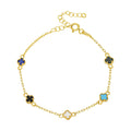 Buntes Mini Klee Armband aus 925 Silber von AURIME, mit farbigen Perlen und zartem Design, auf weißem Hintergrund.