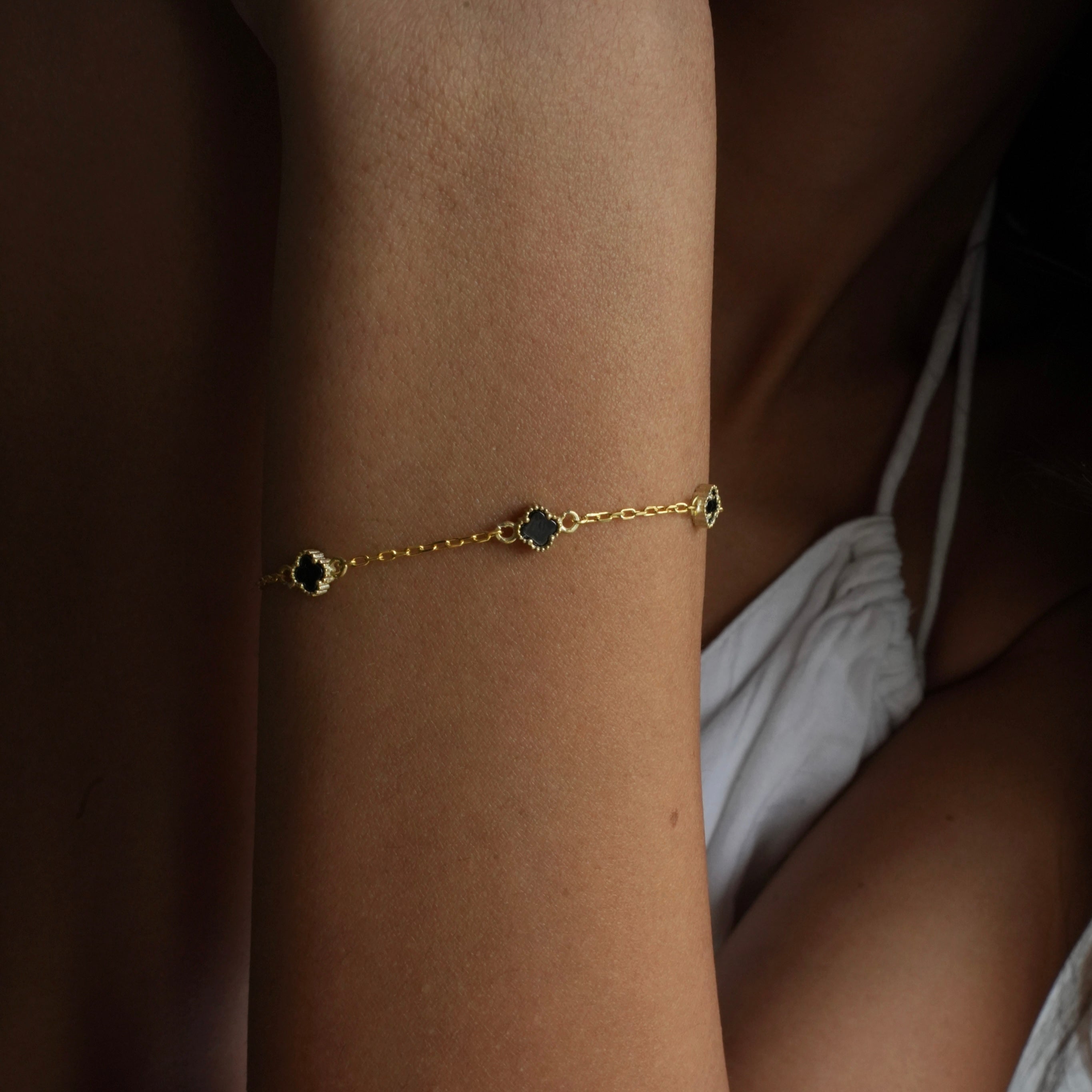 MINIMAL SCHWARZE KLEE ARMKETTE aus 925 Silber - Eleganter Halskette - AURIME