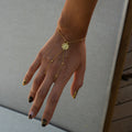 Daisy Handkette aus 925 Silber von Aurime, detailliertes Schmuckstück mit filigranen Blütenmuster, elegant und handgefertigt