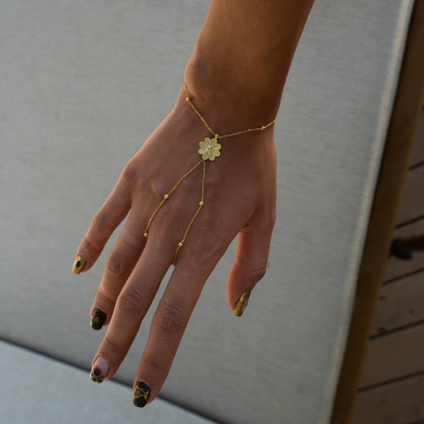 Daisy Handkette aus 925 Silber von Aurime, detailliertes Schmuckstück mit filigranen Blütenmuster, elegant und handgefertigt