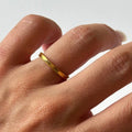 Silberring von AURIME, AJDA RING aus 925er Silber, detailreiches Schmuckstück mit eleganten Mustern, auf einem weißen Hintergrund.