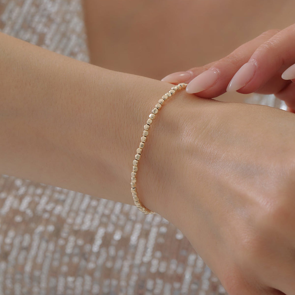 ARMBAND MIT REIHENFÖRMIGEN WÜRFEL- UND DORIKA-DETAILS | 14K GOLD