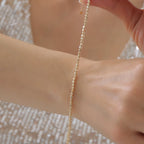 ARMBAND MIT REIHENFÖRMIGEN WÜRFEL- UND DORIKA-DETAILS | 14K GOLD