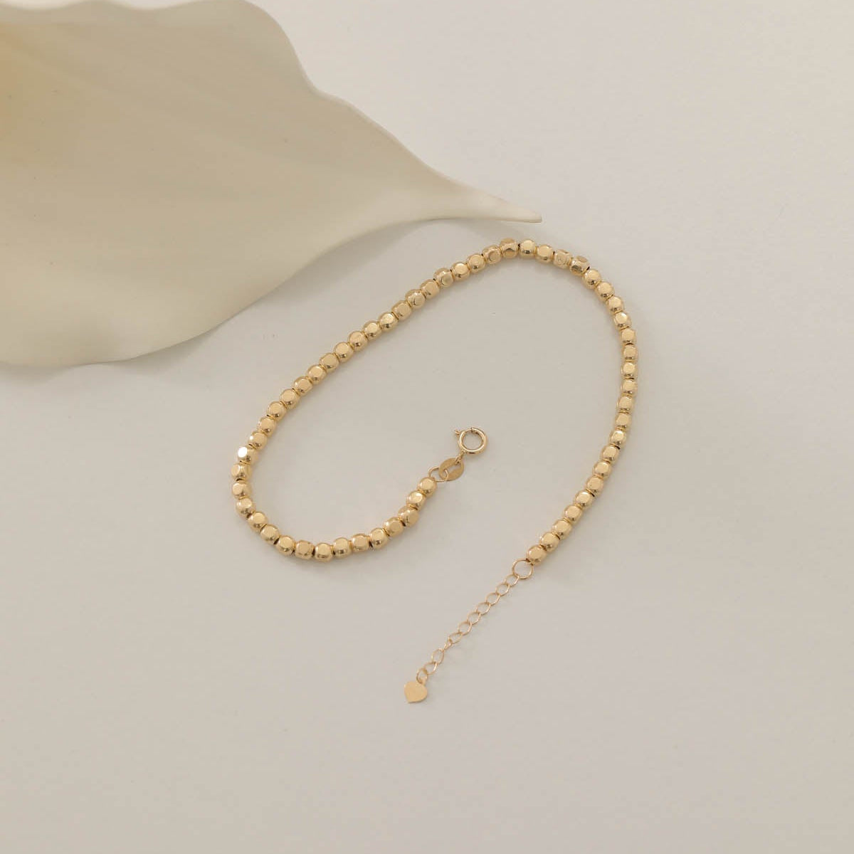 ARMBAND MIT REIHENFÖRMIGEN WÜRFEL- UND DORIKA-DETAILS | 14K GOLD