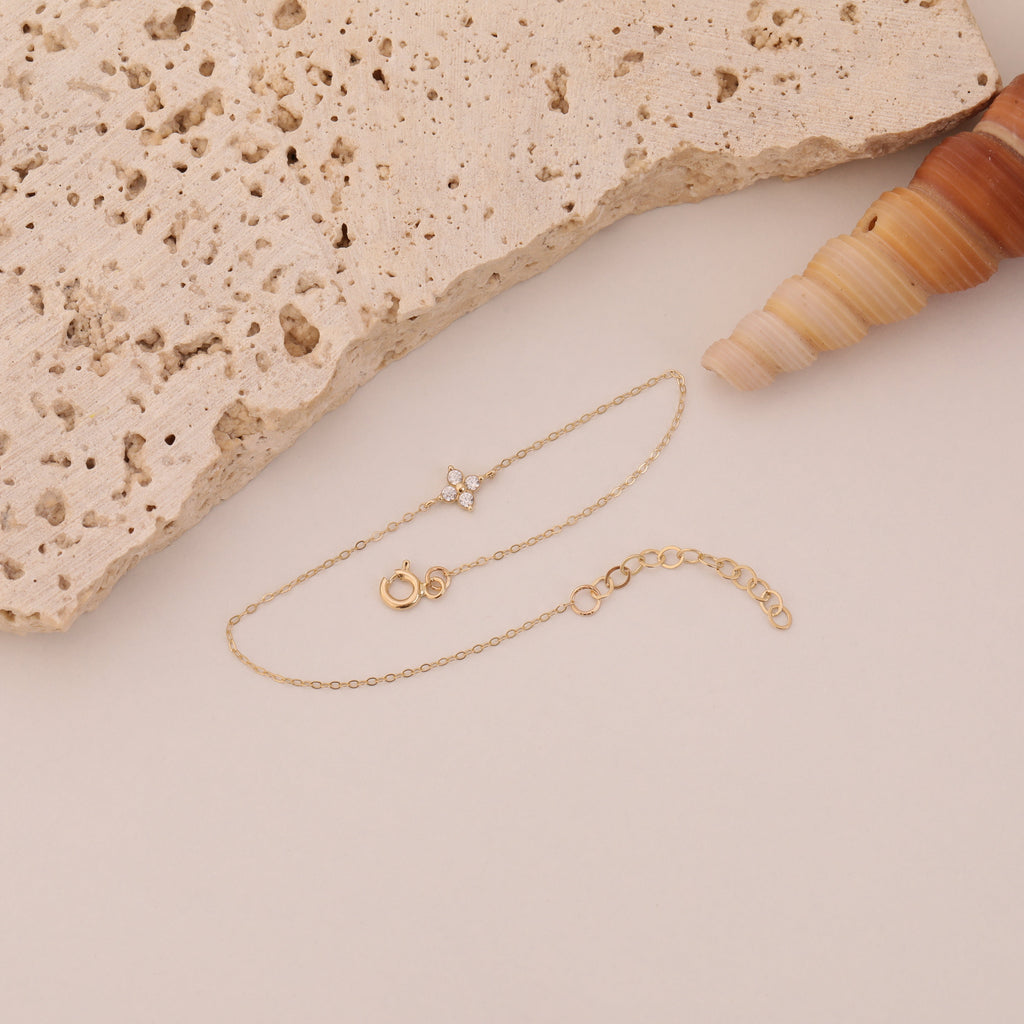 VIERSTEINIGE MINIMALISTISCHE BLUME ARMKETTE | 14K GOLD