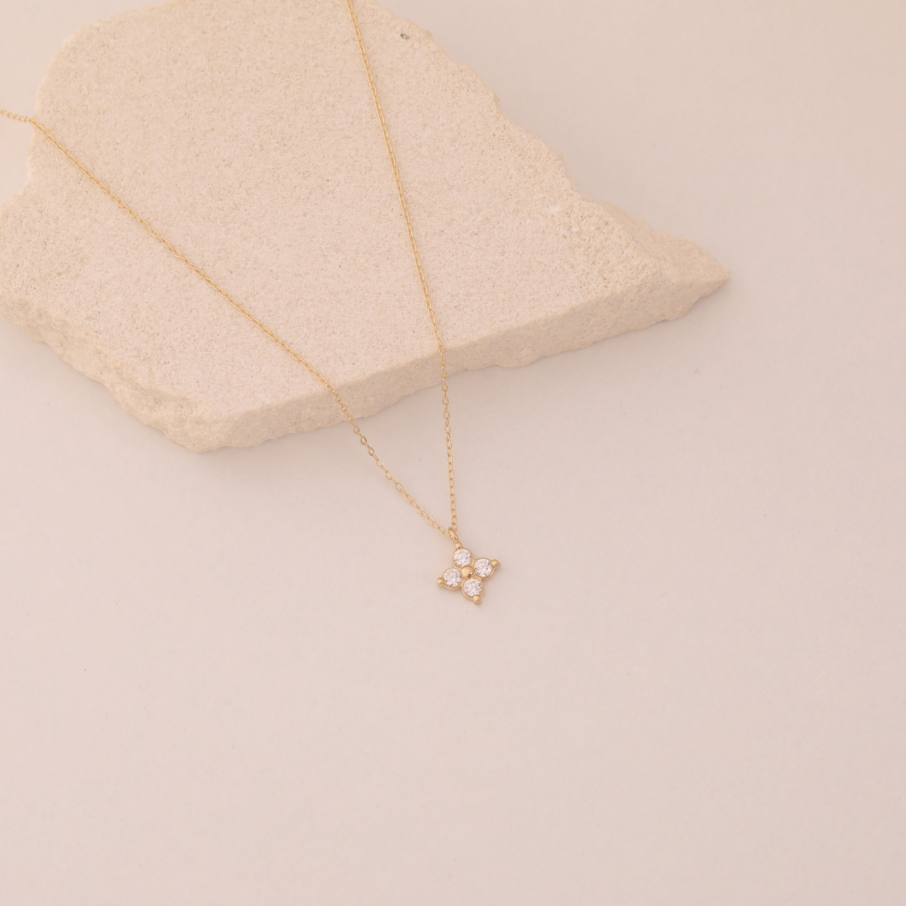 ELEGANTE BLUME MIT ZIRKONSTEIN HALSKETTE | 14K GOLD