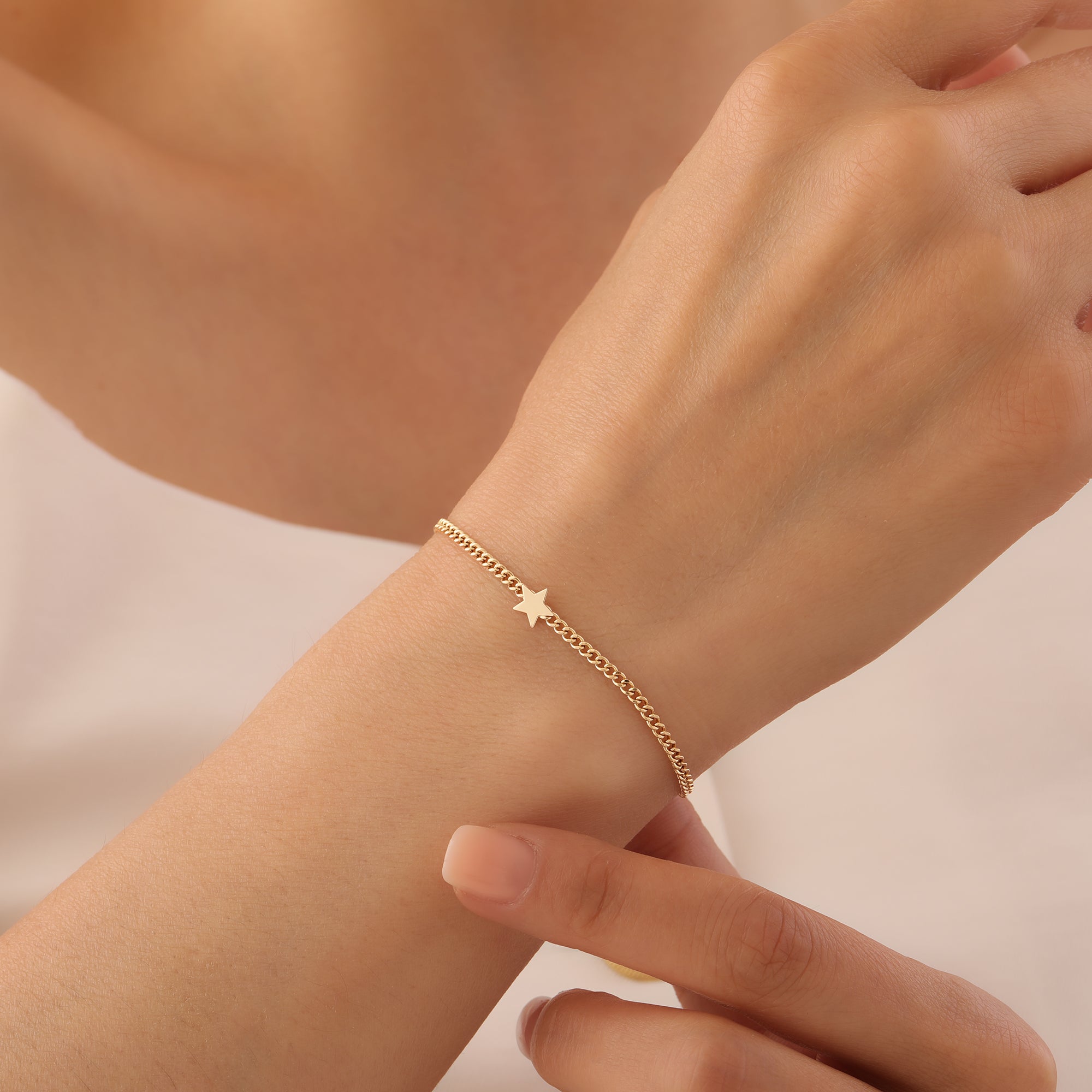 MINIMALE KETTE MIT STERN-ANHÄNGER ARMKETTE | 14K GOLD
