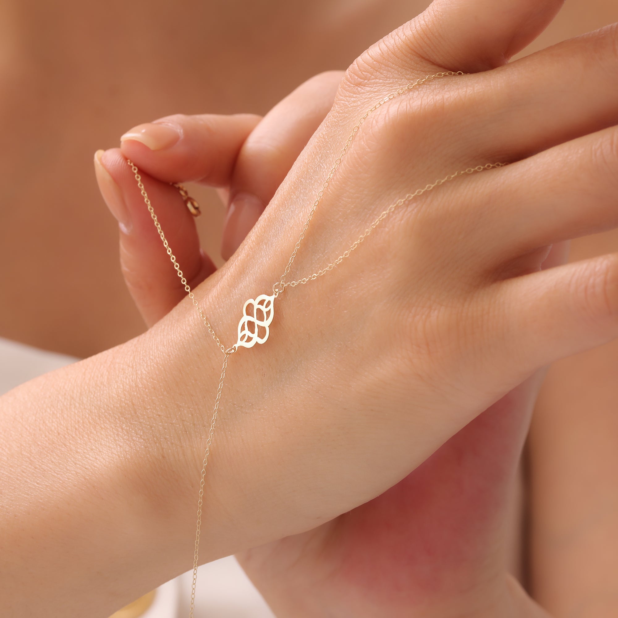 REIHENDE SCHMETTERLINGE HANDKETTE | 14K GOLD