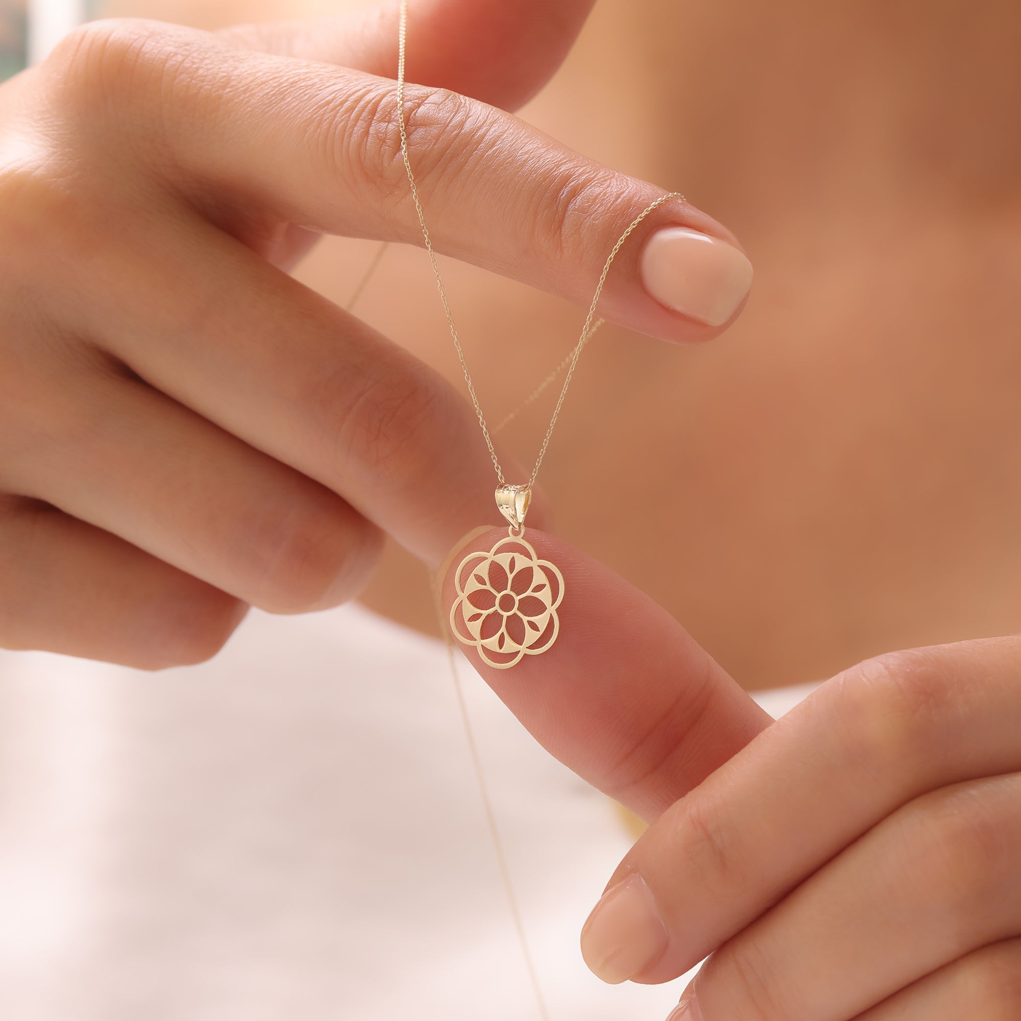 MIT BLUMENMOTIV ANHÄNGER | 14K GOLD
