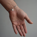 Silberne Snake Armband von AURIME mit personalisierten Initialen, feine 925 Silber Schmuck mit eleganter Schlange-Design.