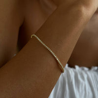 Silberne ICED OUT Armband aus 925 Silber von AURIME, mit funkelnden Steinen und detailliertem Design, auf weißem Hintergrund.