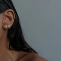 Zirkonia Kleeblatt Piercing aus 925 Silber, elegantes Ohrpiercing mit funkelndem Zirkonia, von AURIME