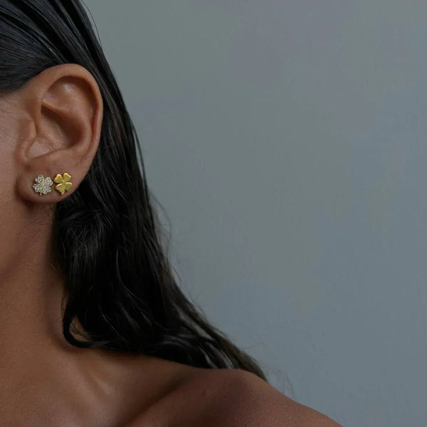 Zirkonia Kleeblatt Piercing aus 925 Silber, elegantes Ohrpiercing mit funkelndem Zirkonia, von AURIME
