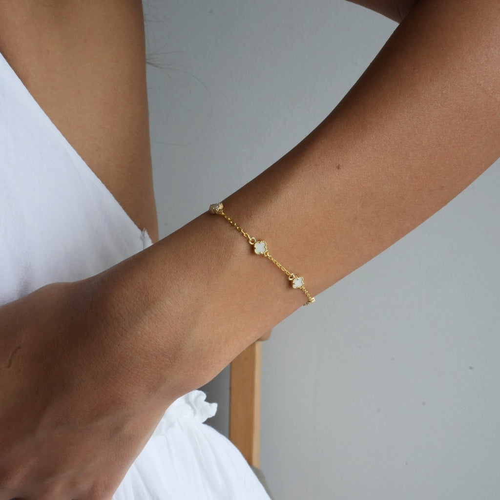 MINIMAL WEISSE KLEE ARMKETTE aus 925 Silber - Eleganter Halskette - AURIME