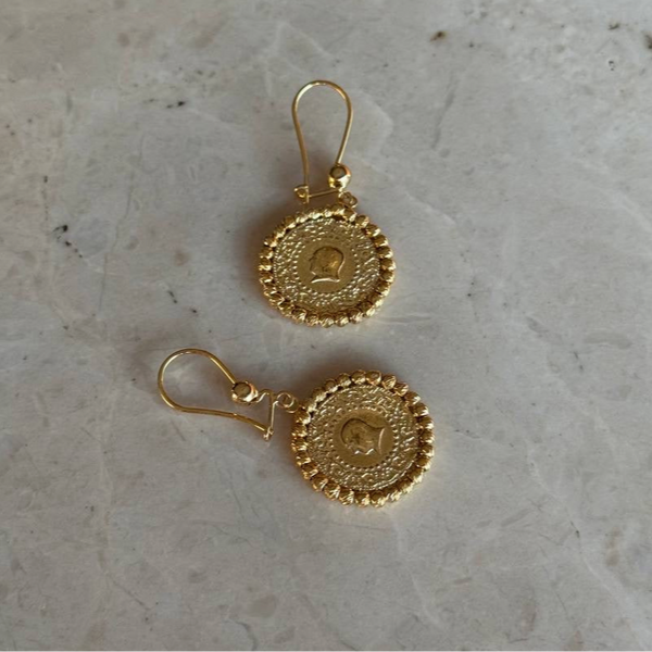 DORICA CEYREK Ohrstecker aus 925er Silber von AURIME, elegante Ohrschmuck mit filigraner Gestaltung, Nahaufnahme