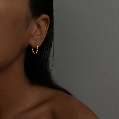 Runde 22mm Perlen-Ohrringe von PIM System, beaded Hoop-Design, glänzend und elegant, auf weißem Hintergrund fotografiert