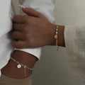 Weißer Stein Partnerarmband aus 925 Silber mit Buchstaben, elegantes Schmuckstück von Aurime, detailreiche Handarbeit sichtbar