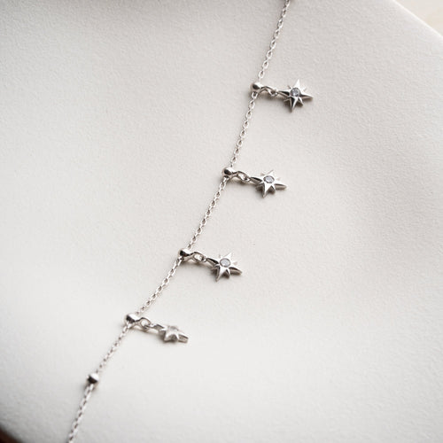 Silberne Fußkette CELESTIA aus 925er Silber von AURIME mit filigranem Design, auf weißem Hintergrund fotografiert.