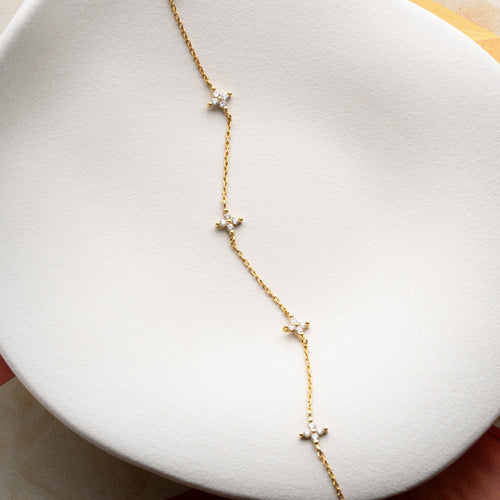 Silberne AURA Fuskette aus 925er Silber von AURIME, detailreiche Kette mit feinen Gliedern auf weißem Hintergrund