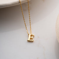 Mini Buchstaben Halskette aus 925 Silber von AURIME, detailreiche Kette mit kleinen Buchstaben als Anhänger, elegantes Schmuckstück