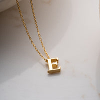 Mini-Buchstaben Halskette aus 925 Silber von AURIME, detailreiche Kette mit kleinen Buchstabenanhängern, modisches Schmuckstück