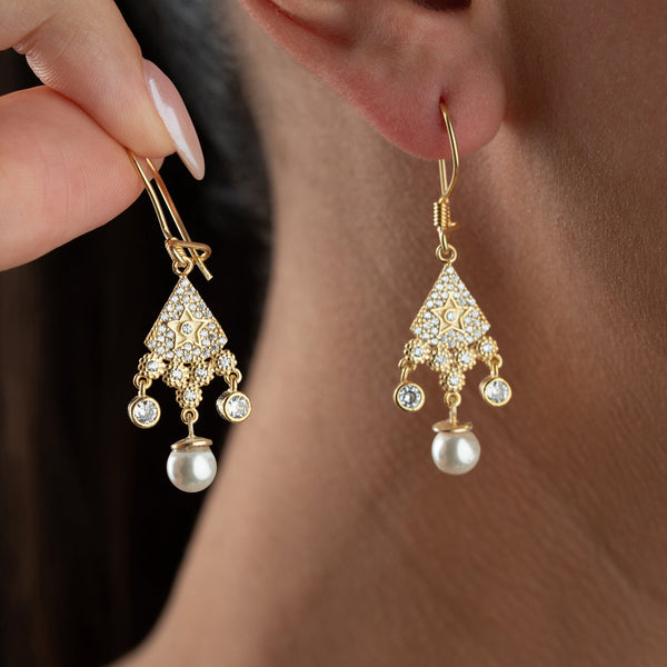 AURIME KAHI Ohrringe aus 925 Silber, elegante silberne Ohrschmuck mit filigranem Design, sichtbar auf weißem Hintergrund