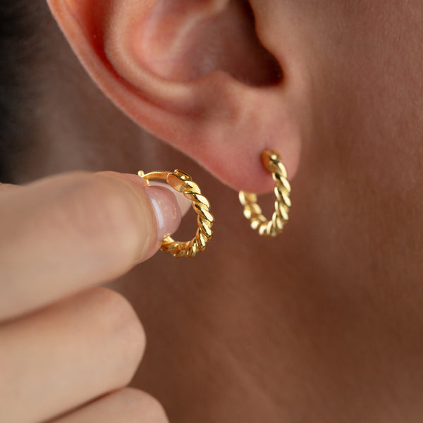 Mini Wirbel Ohrringe aus 925 Silber von Aurime, detaillierte Ansicht der eleganten Ohrschmuck-Designs