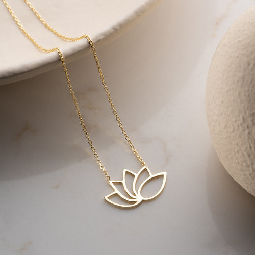 Silberne Basic Lotus Halskette aus 925 Silber von Aurime, detailreiche Lotus-Anhänger und filigranes Design sichtbarer Teil.