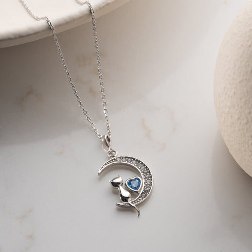 Silberne CAT MOON Halskette von AURIME aus 925 Silber mit Mond- und Katzendesign, detailreiche Schmuckdetailaufnahme