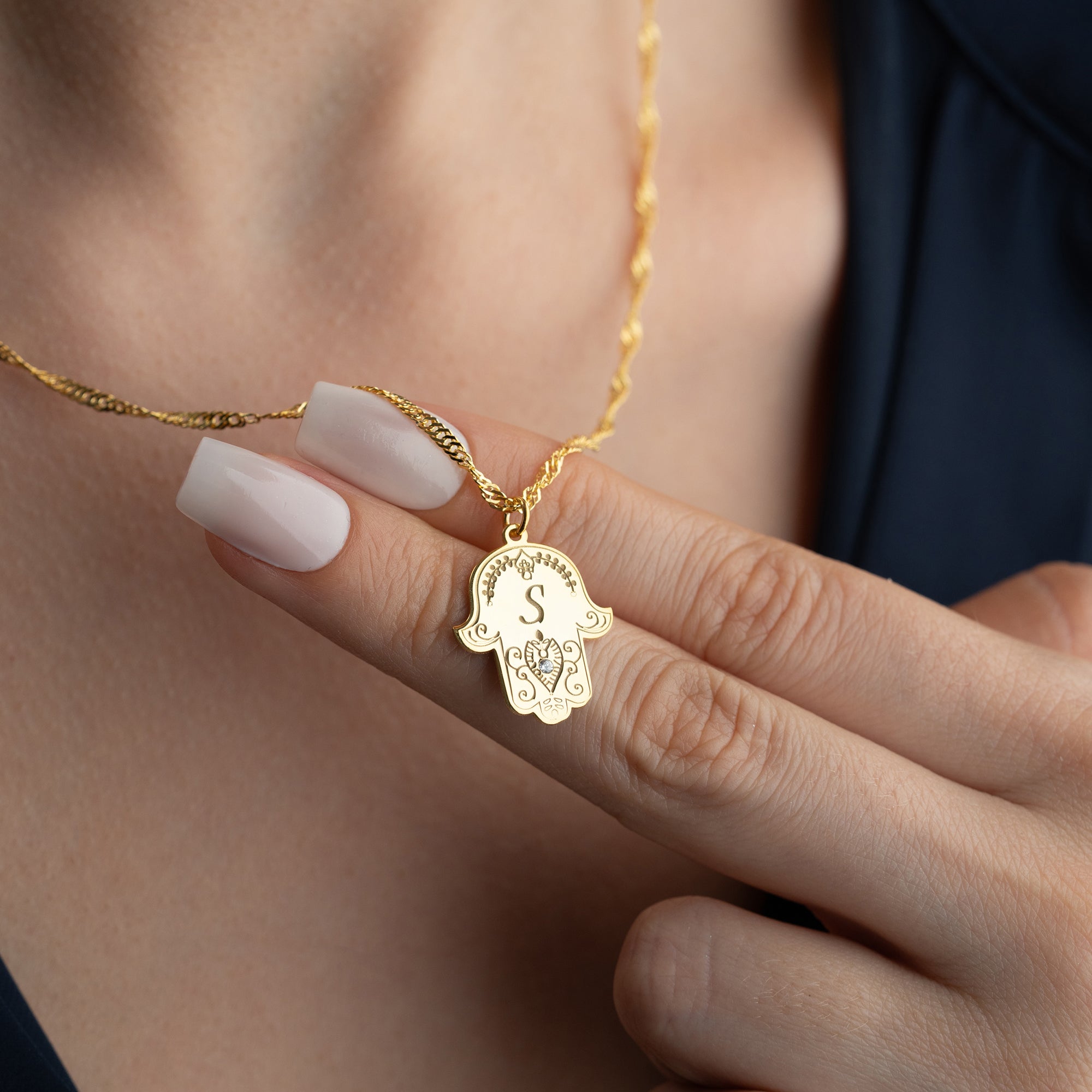 FATIMAS HAND MIT WUNSCHBUCHSTABE aus 925 Silber - Hochwertiger Schmuck - AURIME