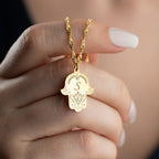FATIMAS HAND MIT WUNSCHBUCHSTABE aus 925 Silber - Hochwertiger Schmuck - AURIME