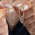 Silberne SYLÈ Ohrringe aus 925er Silber von AURIME, detailreiche Design, elegante Schmuckstücke, Nahaufnahme, stilvoller Ohrschmuck