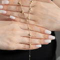 Elune Y Halskette aus 925 Silber von Aurime, elegante Kette mit Y-Anhänger, detailreiche Schmuckaufnahme.