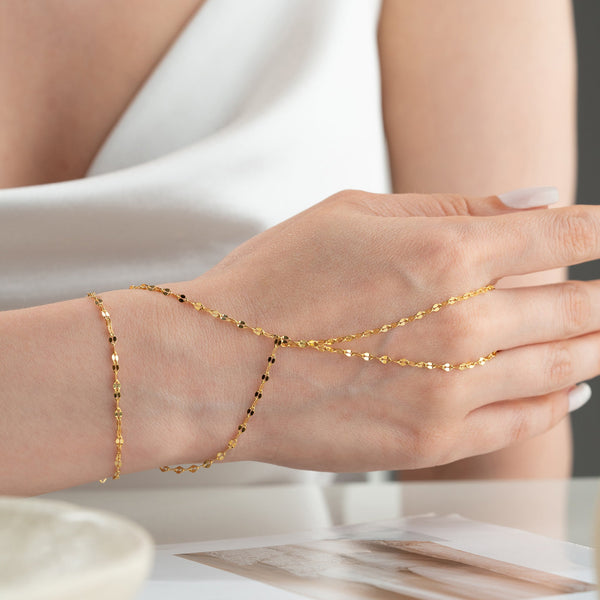 Ansicht der AURIME MEZZO Handkette aus 925 Silber mit feinem Design, vor weißem Hintergrund fotografiert.