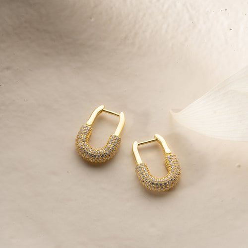 Sterbliche silberne Astra-Ohrringe aus 925er Silber, detailreiche Ohrschmuck von Aurime, Nahaufnahme in natürlichem Licht
